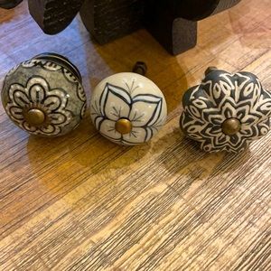Set of 3 knobs vintage look but nwot